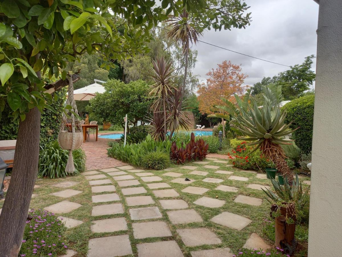 La Pension Guest House Oudtshoorn Bagian luar foto