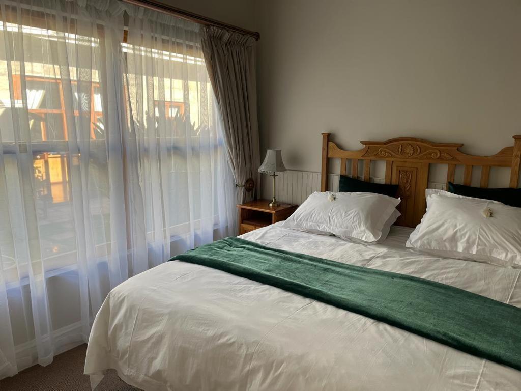 La Pension Guest House Oudtshoorn Bagian luar foto