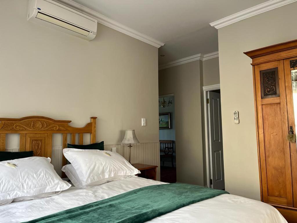 La Pension Guest House Oudtshoorn Bagian luar foto