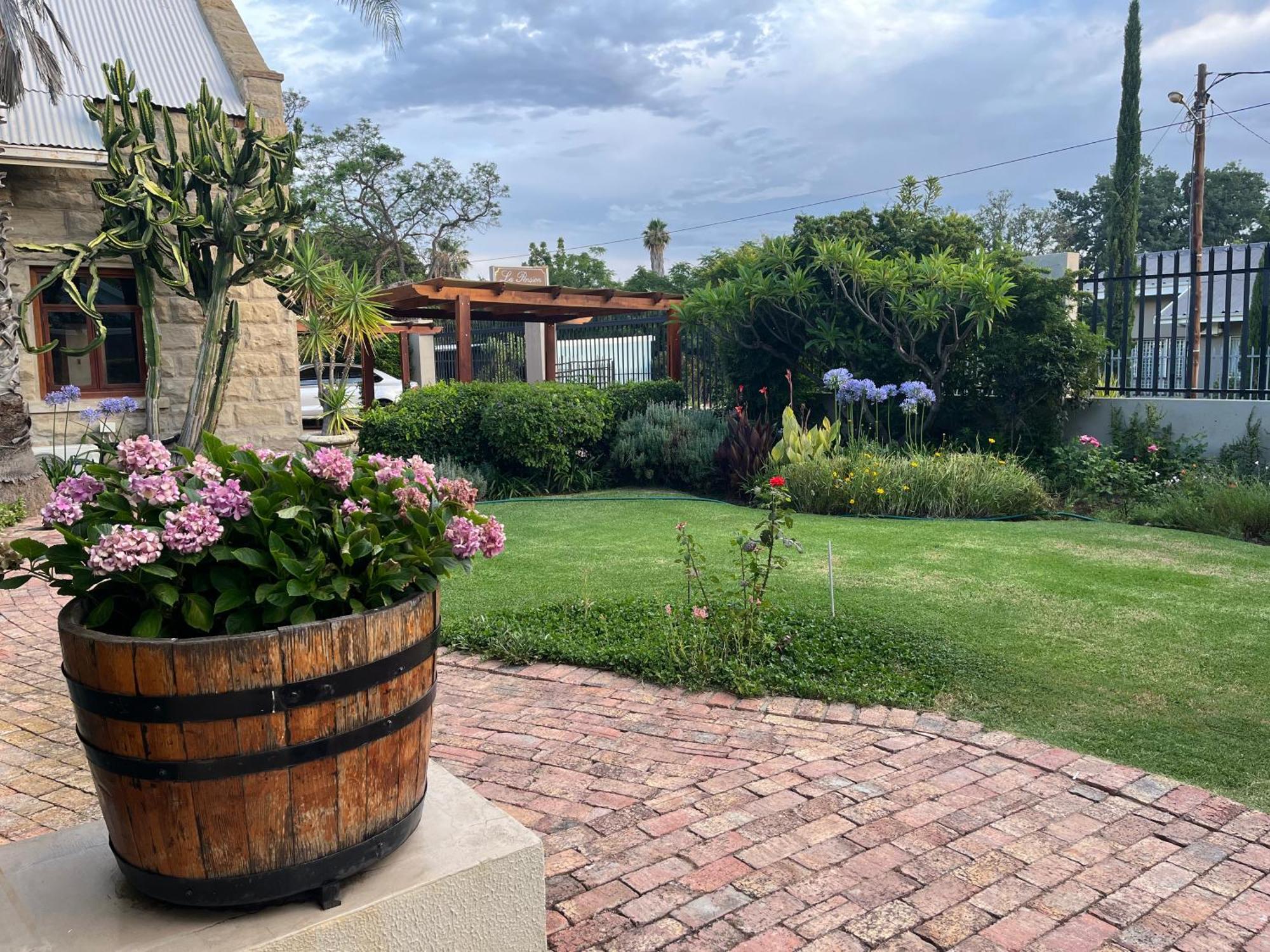 La Pension Guest House Oudtshoorn Bagian luar foto