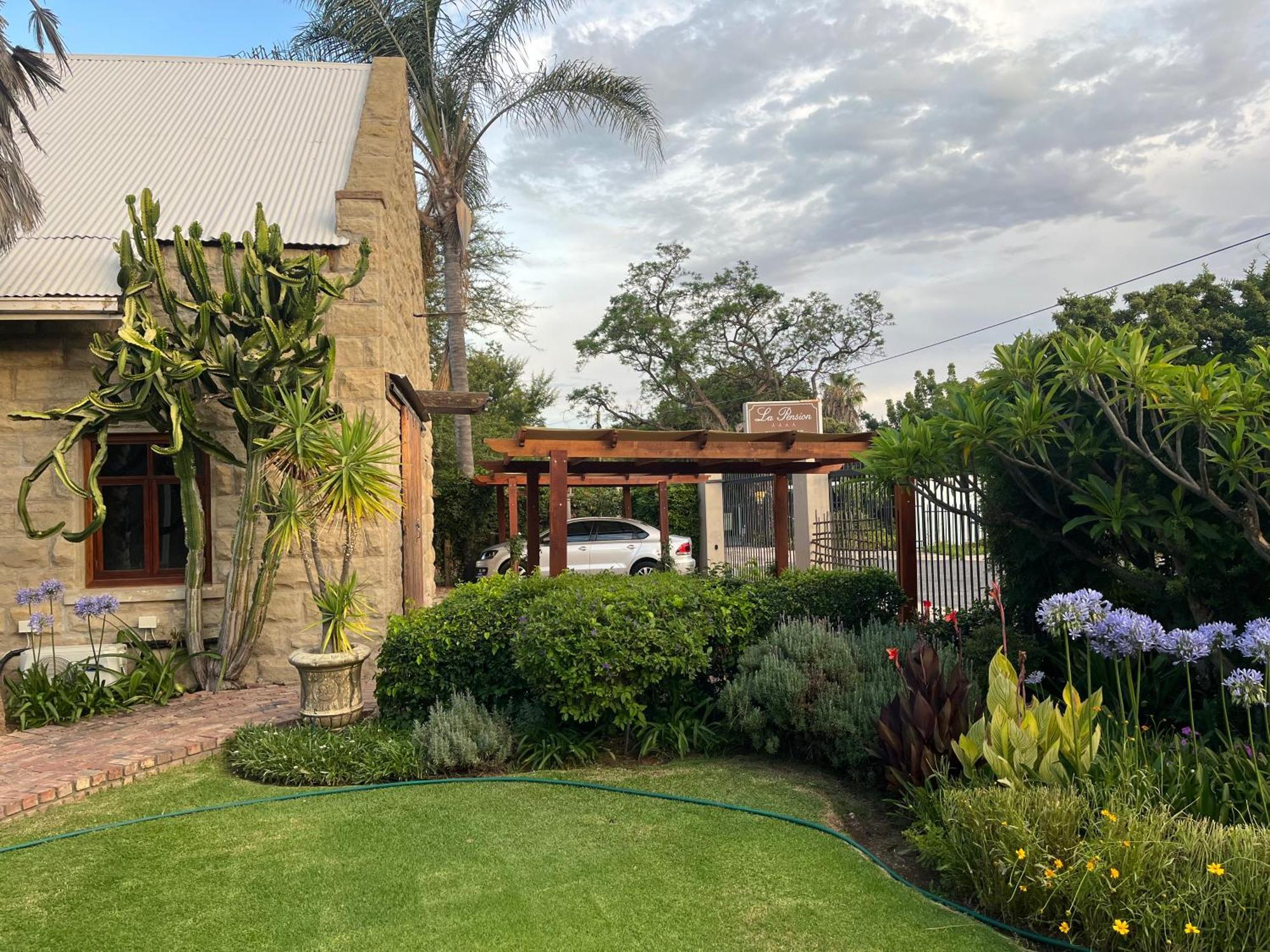 La Pension Guest House Oudtshoorn Bagian luar foto