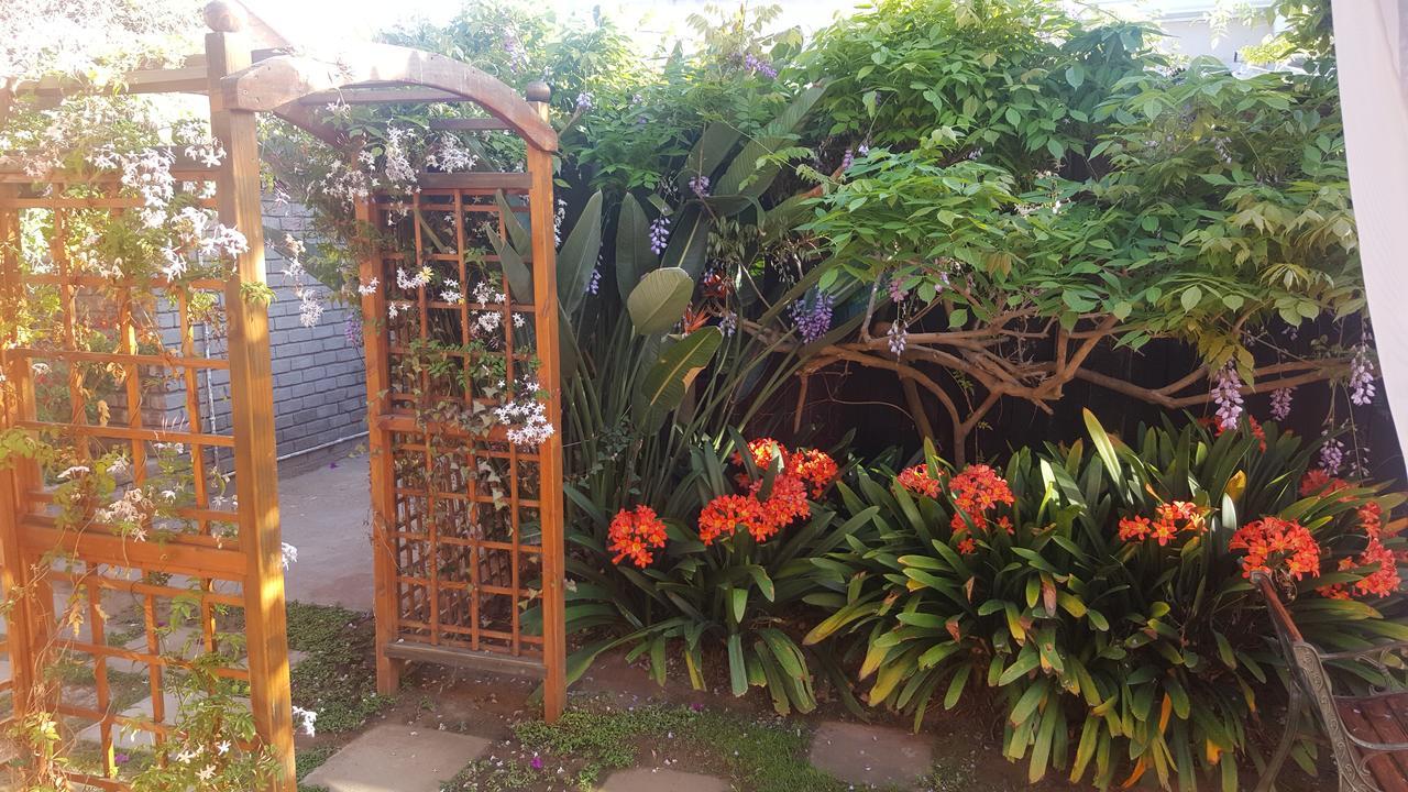 La Pension Guest House Oudtshoorn Bagian luar foto